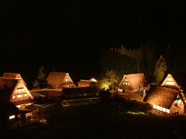 【富山・高岡・砺波エリア発】 きっときと!冬の味覚!ブリ解体ショー&鰤付会席の夕食と 世界遺産 五箇山菅沼合掌造り集落ライトアップ 日帰り1